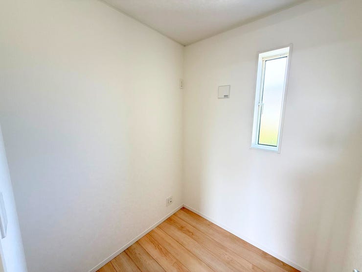 2階8帖洋室内のテレワークルーム(2帖)。仕事や勉強。手芸・音楽鑑賞・読書やゲームなど、趣味に没頭したい時など。そんな時に自分だけのプライベート空間があるって憧れますよね。有意義な時間をここで。