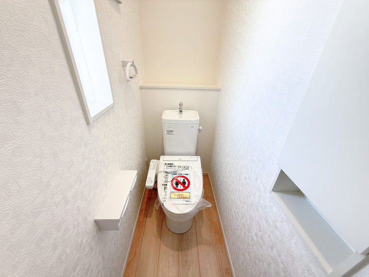 2階トイレ。シンプルな内装と清潔感のある白いトイレ。毎日のトイレタイムは落ち着ける空間がいいですよね。2階にもトイレが設置されているので、朝のトイレ渋滞がおきにくいです。