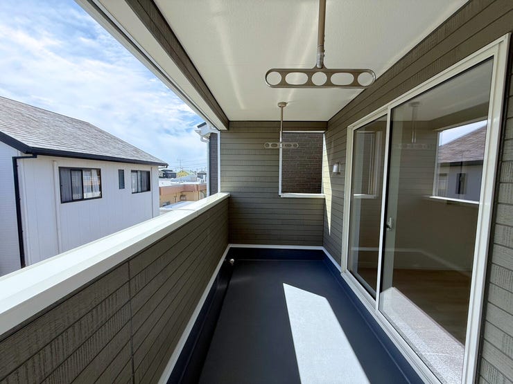 屋根付きバルコニー(南向き)は、お天気が変わりやすい時期の心配が軽減され、鳥のフンなどからもお洗濯を守ってくれます。また、陰干ししなければいけない服なども干しやすいです♪