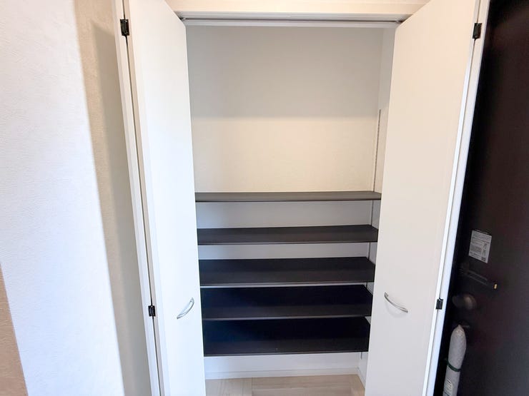 玄関がスッキリ片付く収納スペース付き♪たっぷり収納できると新しい靴が欲しくなりそう♪また、見やすい収納はお出掛け時の靴選びも楽しくなりそうです。