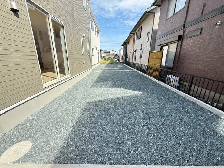 春にはチューリップ、夏にはヒマワリ、秋にはコスモス、冬にはパンジー。花壇をつくって四季折々の花々を楽しむ喜びを味わいませんか?色とりどりの花々は気分も明るく華やかになりますよ♪