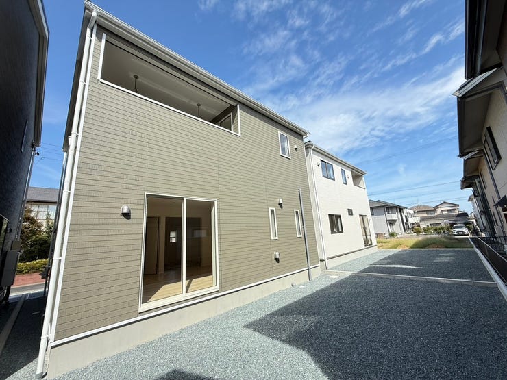 外観裏。これからマイホームになるかもしれないお家。そう思うとなんだかワクワクしませんか?「このお家のココが素敵!」「ここに住んだらこういう風にしたいな!」たくさんイメージしながら楽しくご内覧ください♪