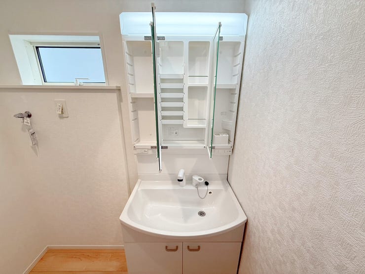 洗面台鏡裏の収納は歯ブラシ、化粧品、シェーバーなどの日用品をスマートに収納できるため、洗面台周りがごちゃつかず、来客時にも生活感を出さずに済みます。