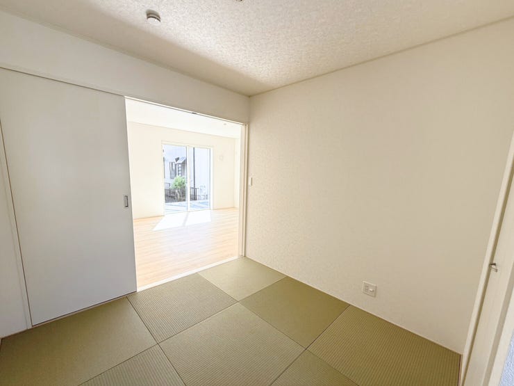 1階5.2帖和室、別角度。スッキリとした印象の縁なし畳は現代的でスタイリッシュ♪和の心も残しつつ洋間と調和し、モダンな雰囲気のオシャレな空間となっています♪