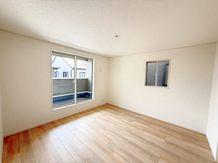 2階8帖洋室、別角度。「ランプはどんなデザインにしようかな?」「ベッドのサイズはどれくらいがいいだろう?」など、自分の部屋になったらどのようにレイアウトしようかと楽しく想像してみてください。