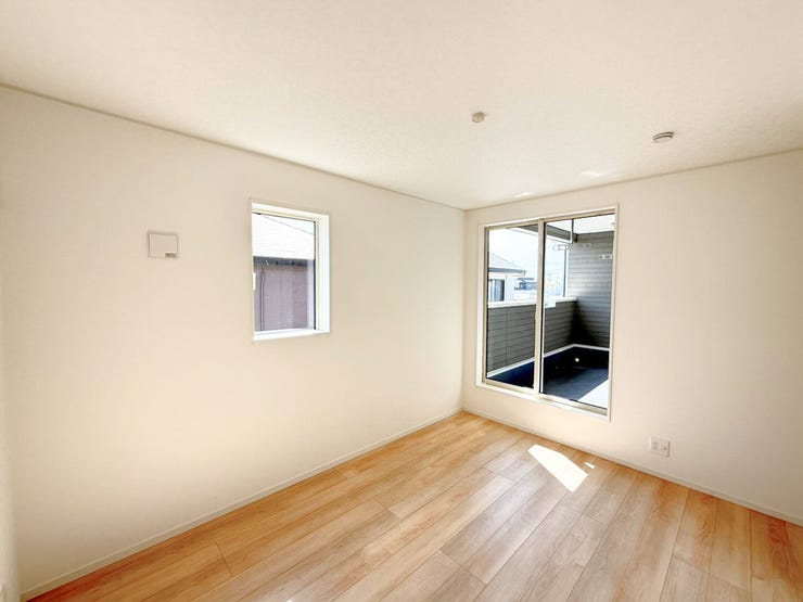 2階6.5帖洋室、別角度。自分だけの個室があるって素敵ですよね。勉学に没頭したり、じっくり読書を楽しんだり、音楽にひたったり。そんな満ち足りた日々を過ごすプライベート空間を。