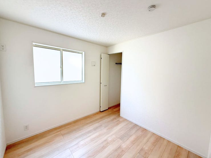 2階4.5帖ストレージルーム、別角度。このお部屋でどんな時間を過ごしたいと思いますか?テレビを設置して映画鑑賞用スペース、トレーニング用品を置いて自分だけのジムなんてのもいいですよね♪