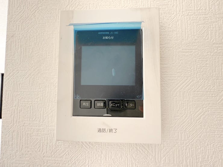 モニター付きインターホンはドアを開ける前にモニターで来訪者の顔を確認できるので、誰が来たのかを事前に判別し、不用意なドアの開放を防ぐことができます。