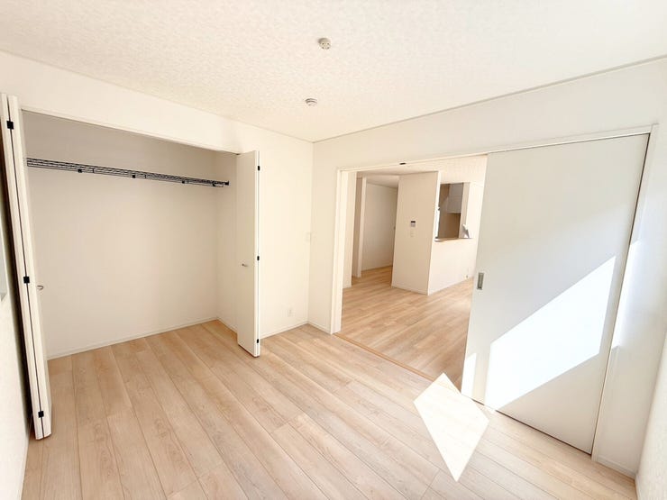 1階5.2帖洋室。生活スタイルに合わせて使用できる1階のお部屋はなにかと便利!収納スペース付きなので、階段の昇り降りが辛くなってくる老後のためにも寝室として使用できるお部屋があると助かります♪