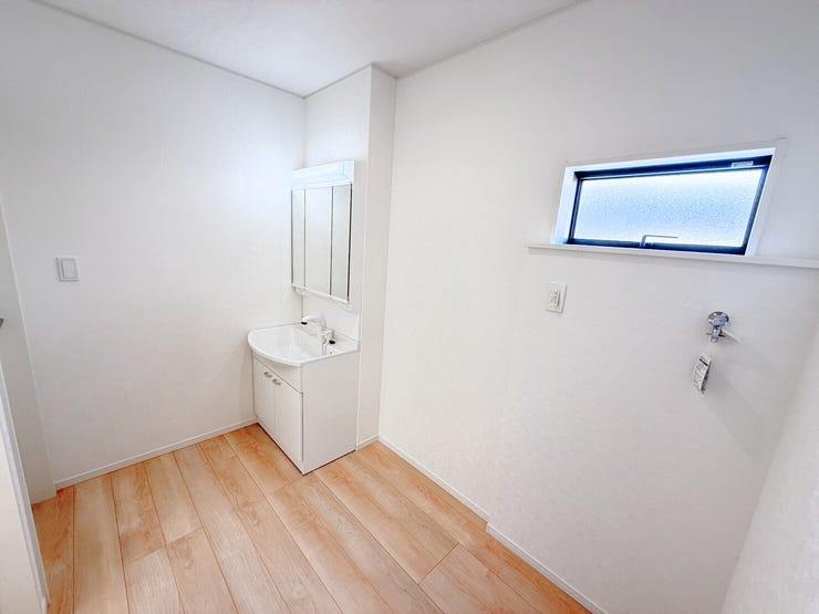 洗面台は横顔もチェックしやすい3面の鏡。鏡後ろは収納スペースとなっており、歯ブラシなどをしまえて便利です。また、洗面下にも収納スペースがあり、入浴剤やお風呂用洗剤などをしまっておけます。