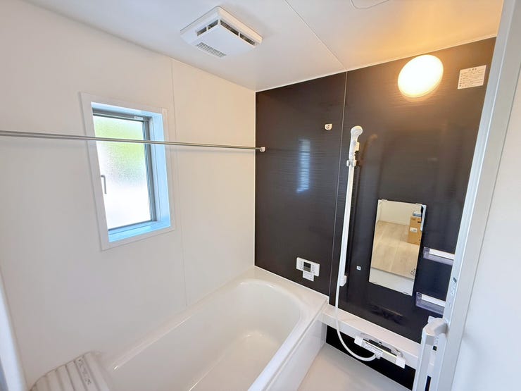 シャワーヘッドの位置を調整できるシャワースライドバー付き。髪を洗う時、体を洗う時、毎日のように使うからこそ、自分の好きな高さで浴びられるちょっとした便利さが嬉しい♪