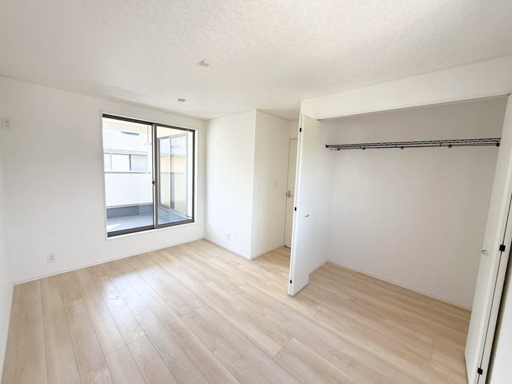 2階7.2帖洋室。たっぷりしまえるクローゼット付で毎日のコーディネートが楽しくなります。「今日は何を着ようかな?」心をウキウキさせながら、お気に入りの服を選ぶ楽しみを。