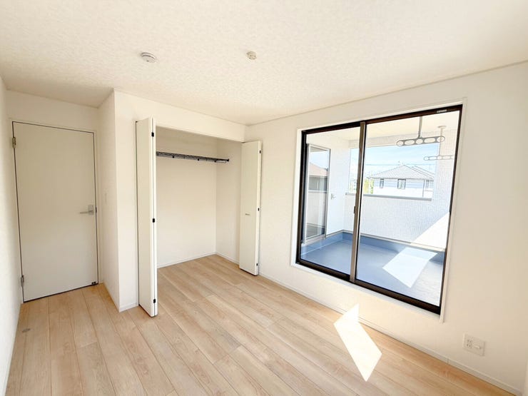 2階東側5.7帖洋室。バルコニーに面したお部屋なので掃き出し窓があり、日光が差し込みやすいため明るい空間が作れます。また、部屋が広く見える効果も♪お布団などを干しやすいのもうれしいポイント!