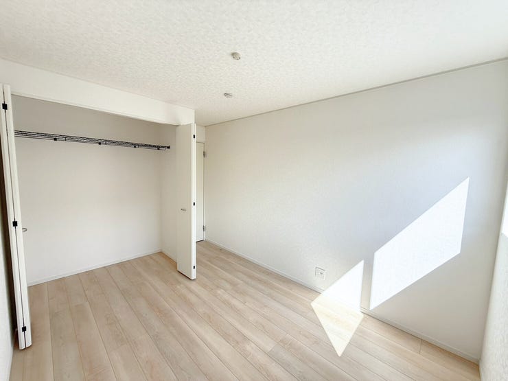 2階西側5.7帖洋室。たっぷりしまえるクローゼット付で毎日のコーディネートが楽しくなります。「今日は何を着ようかな?」心をウキウキさせながら、お気に入りの服を選ぶ楽しみを。