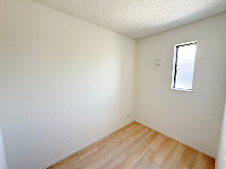 2階3帖テレワークルーム。手芸・音楽鑑賞・読書やゲームなどの趣味部屋として、または仕事や勉強など集中したい時用など生活スタイルに合わせて様々な使い方ができます。もちろん季節物の収納スペースとしても♪