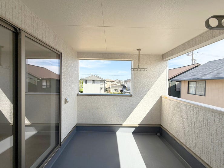 屋根付きバルコニー(南向き)は、お天気が変わりやすい時期の心配が軽減され、鳥のフンなどからもお洗濯を守ってくれます。また、陰干ししなければいけない服なども干しやすいです♪