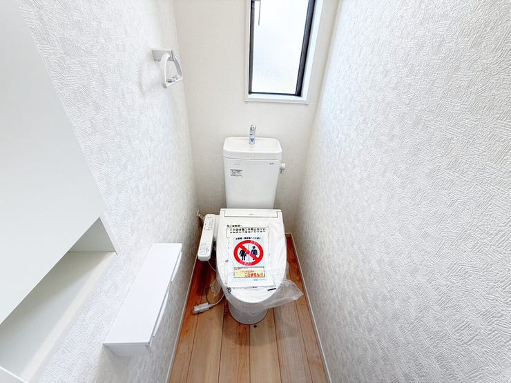 2階トイレ。シンプルな内装と清潔感のある白いトイレ。毎日のトイレタイムは落ち着ける空間がいいですよね。2階にもトイレが設置されているので、朝のトイレ渋滞がおきにくいです。