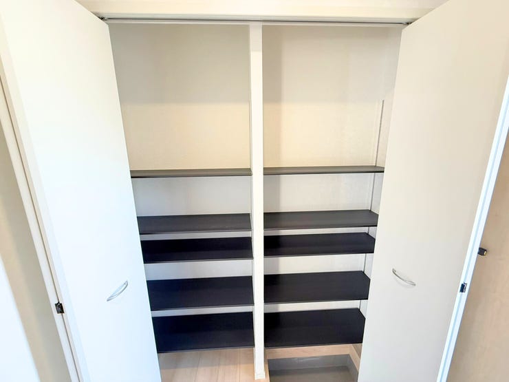 玄関がスッキリ片付く収納スペース付き♪たっぷり収納できると新しい靴が欲しくなりそう♪また、見やすい収納はお出掛け時の靴選びも楽しくなりそうです。