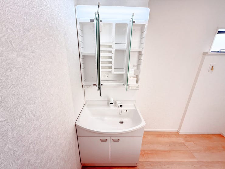 洗面台鏡裏の収納は歯ブラシ、化粧品、シェーバーなどの日用品をスマートに収納できるため、洗面台周りがごちゃつかず、来客時にも生活感を出さずに済みます。