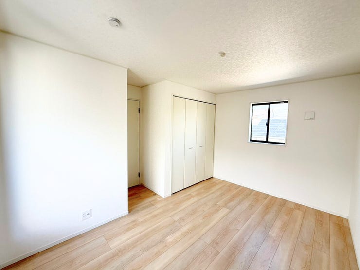 2階7.2帖洋室、別角度。家具やインテリアなどを合わせやすいシンプルな内装はコーディネートの幅が広がります。自分らしさあふれる好きなものを詰め込んだ癒しのプライベート空間をつくる楽しさを。