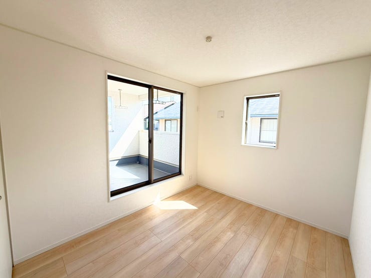 2階東側5.7帖洋室、別角度。自分だけの個室があるって素敵ですよね。勉学に没頭したり、じっくり読書を楽しんだり、音楽にひたったり。そんな満ち足りた日々を過ごすプライベート空間を。