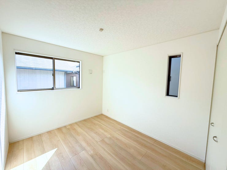 2階西側5.7帖洋室、別角度。「ランプはどんなデザインにしようかな?」「ベッドのサイズはどれくらいがいいだろう?」など、自分の部屋になったらどのようにレイアウトしようかと楽しく想像してみてください。