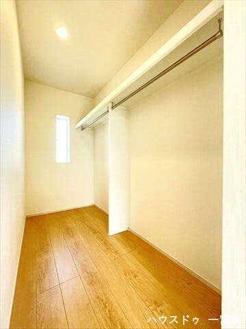 ≪2階7帖洋室≫豊富な衣類や季節の荷物もまとめて収納できるWIC。衣替えの手間が減り、お部屋をいつも広々と使える頼れる収納力です。