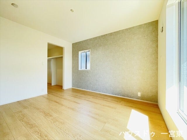 ≪2階7帖≫家具の配置がしやすいシンプルな間取りの洋室です。プライベート空間として、また趣味の部屋や書斎など、フレキシブルな利用が可能です。