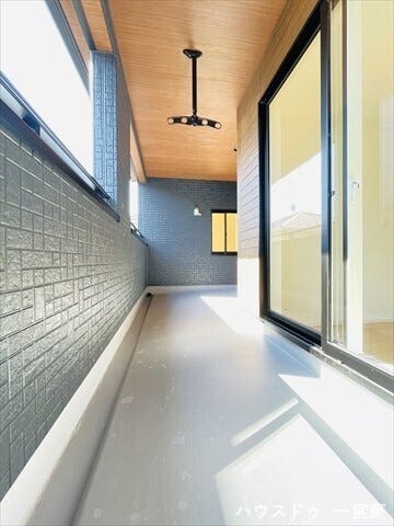 日当たり良好で、心地よい風を感じられるバルコニーです。洗濯物を干すだけでなく、外の空気を吸うリフレッシュ空間としても活用できます。