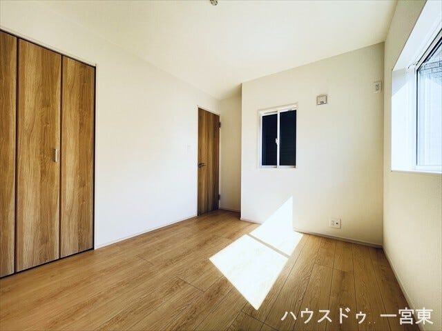 ≪2階南側5.5帖≫家具の配置がしやすいシンプルな間取りの洋室です。プライベート空間として、また趣味の部屋や書斎など、フレキシブルな利用が可能です。