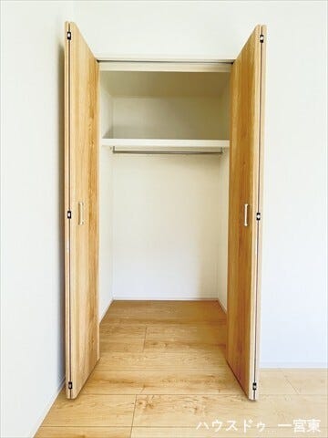 ≪2階南側5.5帖洋室≫ハンガーパイプと棚を備えた機能的なクローゼットです。衣類をシワなく収納し、小物類も整理しやすく、お部屋の空間を有効に使えます。