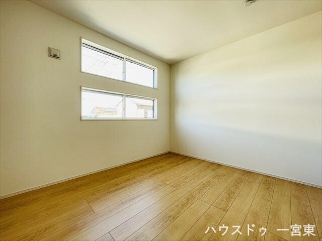 ≪2階北側5.5帖≫日当たりと通風に配慮した、明るく快適な洋室です。プライベートな時間をゆったり過ごせる落ち着いた空間としてご利用いただけます。