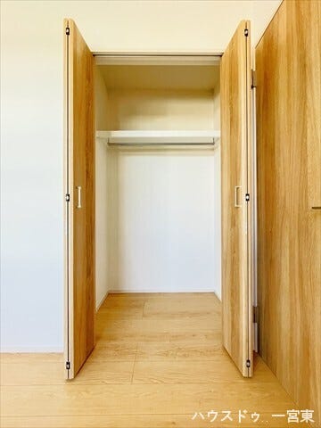 ≪2階北側5.5帖洋室≫ハンガーパイプと棚を備えた機能的な収納スペース。衣類をシワなく収納し、季節の荷物も整理しやすく、お部屋をすっきりと保てます。