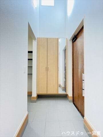 広々とした土間収納で、ベビーカーやアウトドア用品もすっきり片付きます。住まいの顔である玄関をいつも清潔に保てる便利な空間です。