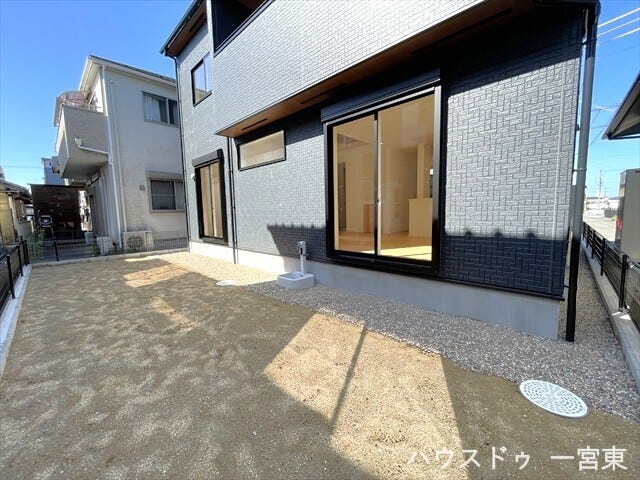 日当たりの良い庭は、ガーデニングや家庭菜園を楽しむのに最適です。お子様との遊び場やオープンエアでの食事など、多彩な利用が可能です。