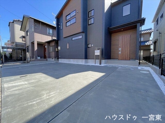 敷地内の平置き駐車スペースです。車をすぐに出し入れでき、お出かけやご帰宅の際の時間的なストレスを軽減します。快適なカーライフをお約束します。