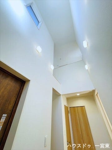 ≪吹抜け≫ダイナミックな吹抜けが圧倒的な開放感と明るさを演出。上下階の繋がりを生み出し、家族の気配を感じながら暮らせる心地よい空間です。