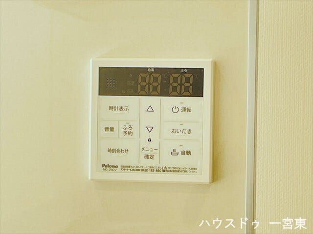 ≪給湯パネル≫キッチンや浴室から、お湯張りの設定や追い焚き操作が手軽にできる給湯パネル。快適なお風呂と家事の時短をサポートします。