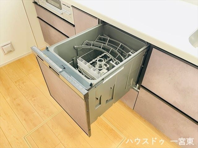 ≪食器洗浄乾燥機≫ビルトイン食洗器が食器洗いの手間を軽減します。家事の時短を実現し、手荒れの心配も少なく、ゆとりのある毎日をサポートします。