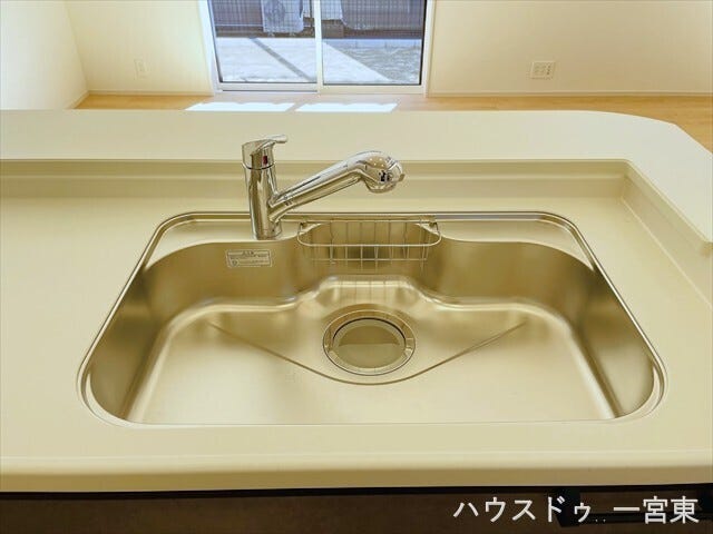 ≪シンク≫耐久性が高く、熱や衝撃に強いステンレスシンクです。お手入れも簡単で、いつまでも清潔感を保ち、快適なキッチンワークを支えます。