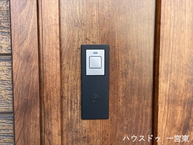 ≪スマートロック≫カバンに入れたままで解錠できるスマートキー。荷物が多い時や雨の日も、鍵を探す手間なくスムーズに出入りできる快適な暮らしを提供します。