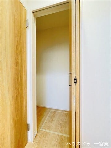 ≪1階廊下≫使用頻度の高い日用品や掃除用具を収納できる廊下スペースの棚。必要なものがすぐに取り出せ、家の中をすっきり保つことができます。