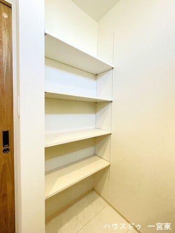 ≪洗面所≫タオルや洗剤のストックに便利な棚付きの洗面所です。収納力が高く、空間を有効活用できるため、いつも清潔ですっきりとした洗面室を保てます。