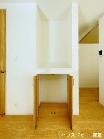 ≪リビング≫リビングにある便利な収納スペースと棚です。お子様の教科書やおもちゃ、細々とした日用品をサッと片付け、いつもすっきりした空間を保てます。