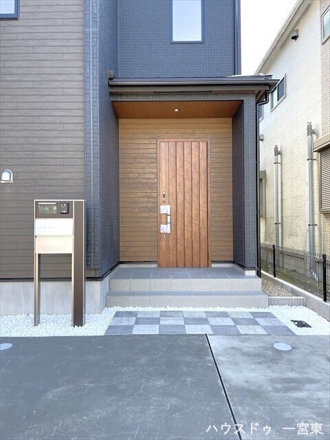 ≪外玄関≫洗練されたモダンなカラーを採用した外玄関です。住まいの顔として個性を際立たせ、訪れる人を気持ちよくお迎えするスタイリッシュな空間です。