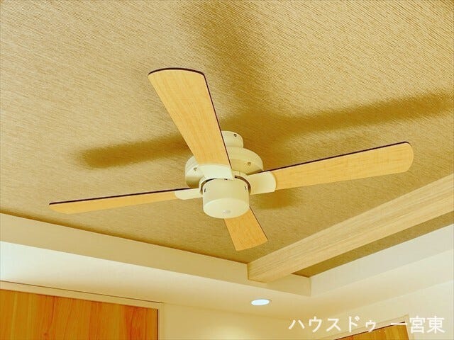 ≪シーリングファン≫室内の空気を循環させ、冷暖房効率を向上させるシーリングファン。電気代の節約にも貢献し、デザイン性の高いお洒落な空間を演出します。