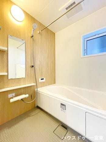 窓からの自然換気と物干しバーで、衛生面と実用性を両立。湿気がこもりにくく、雨の日の洗濯もできる快適なバスルームです。