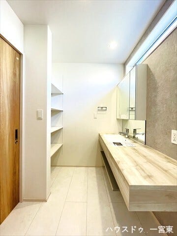 タオルや洗剤のストックに便利な棚付きの洗面所です。収納力が高く、空間を有効活用できるため、いつも清潔ですっきりとした洗面室を保てます。