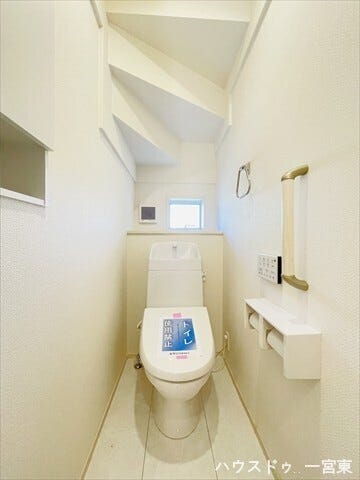 ≪1階≫トイレットペーパーを2ロールセットできるホルダーを設置。交換の手間が軽減され、ストック切れの心配なくいつでも快適にご利用いただける1階トイレです。