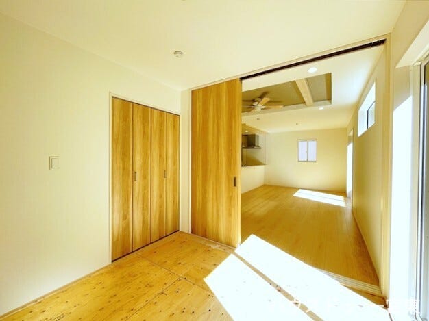 ≪1階4.5帖≫(畳張り前)客間としてはもちろん、お子様の遊び場やお昼寝の場としても使える多目的な空間です。